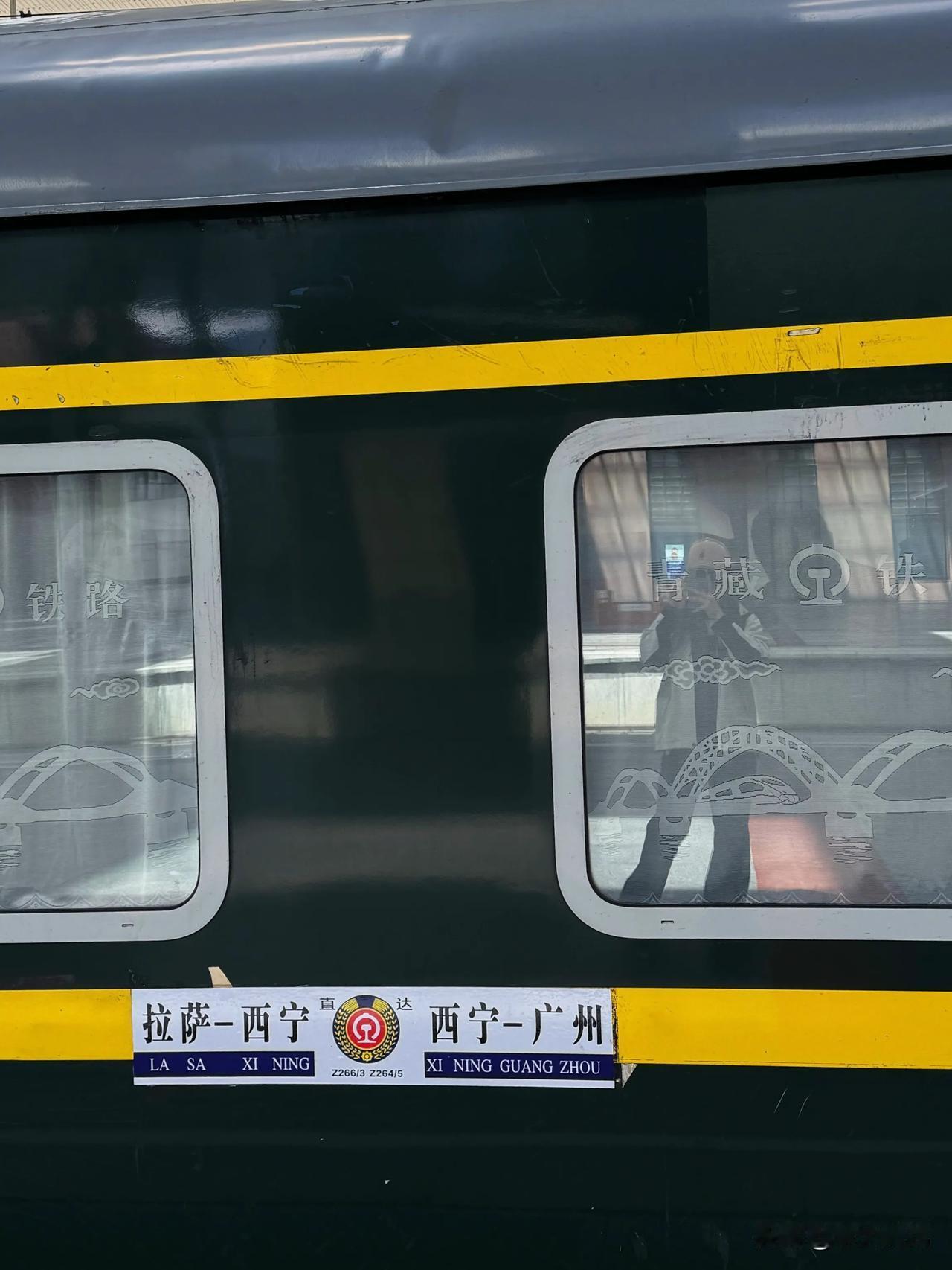 这两天一直在坐火车，信号几乎是无服务，因为需要穿越可可西里无人区，只能静静的一路