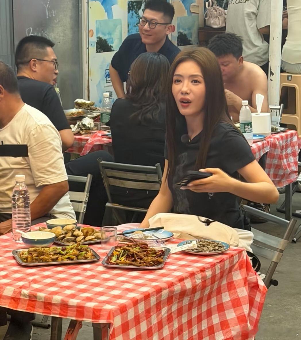 36岁蔡文静在北京一家大排档吃宵夜被偶遇，她一个人点了三样菜，非常接地气！她真人