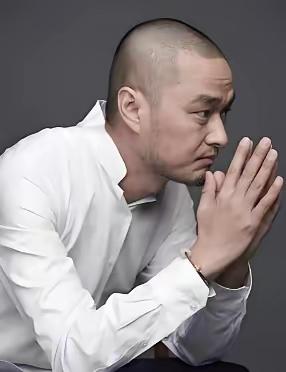 冯唐有句一针见血的话：
“未来没有稳定的工作，
只有稳定的
[成事力]。
​真正