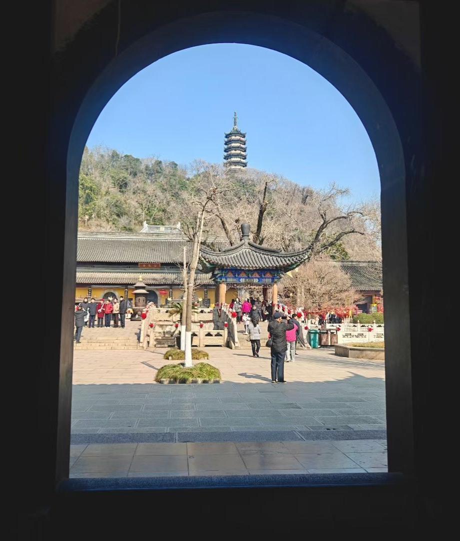 晒图笔记大赛一框一世界，一寺一春秋。朱门洞开，塔影入怀，人间烟火与古刹禅意，都在