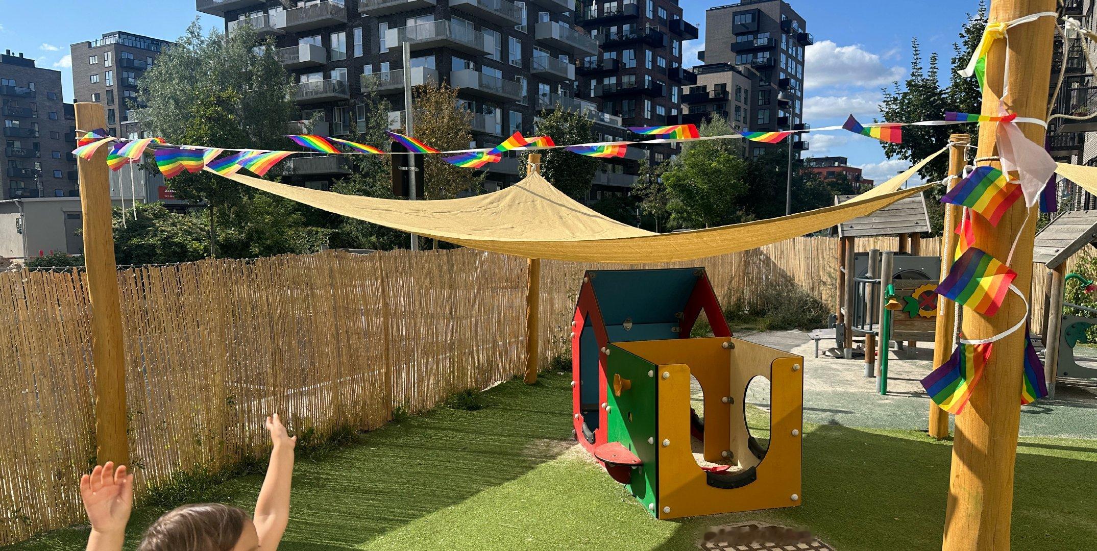 幼儿园里挂上了很多彩虹小旗子，才想起来这周是Pride. 有些小朋友问为什么挂这