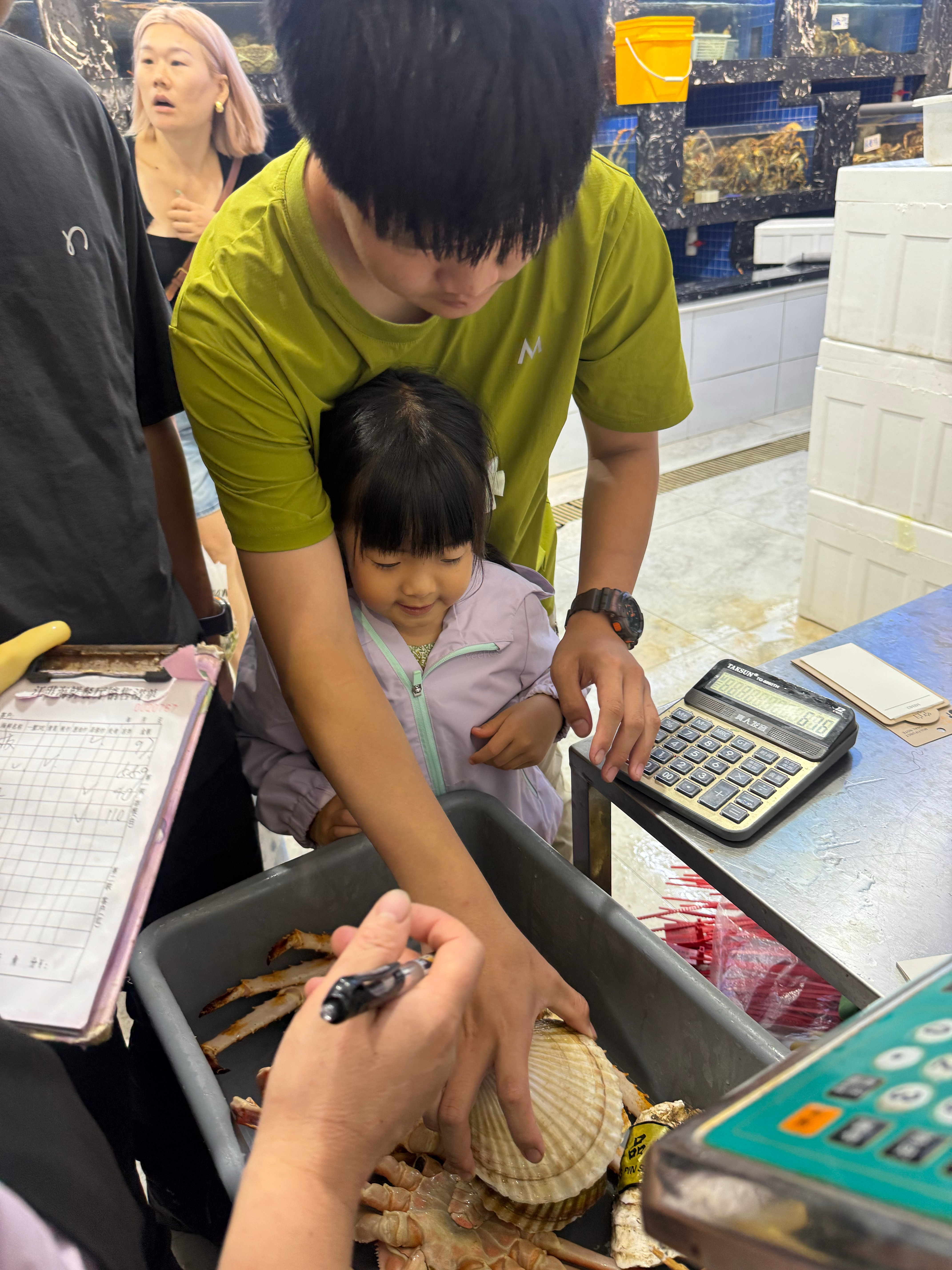 今天开错路啥也没看到只能先来吃个螃蟹🦀热带一家人去东北