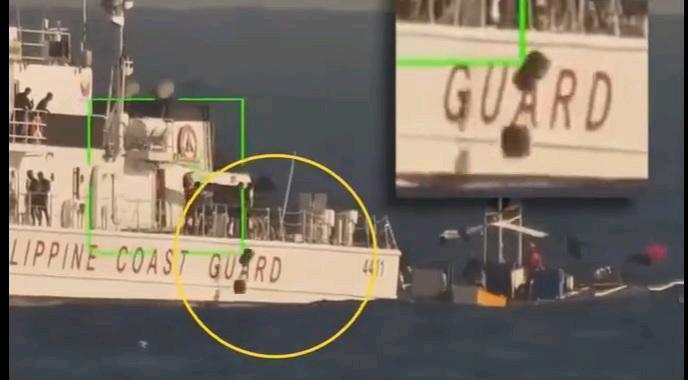 2月16日中国海警拍到菲律宾海警船只在南沙群岛附近海域，扔下不明物体。菲律宾海警