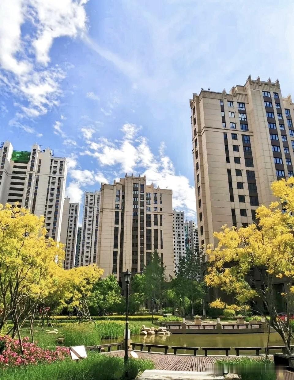 楼市能成功软着陆，和二手房成交量屡创新高也有关系。
就像一个小区，2021年高点