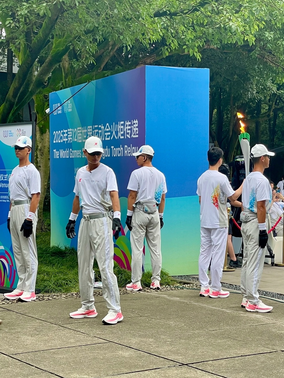 这么看真的很像一群兵围着一个乓 ​​​
