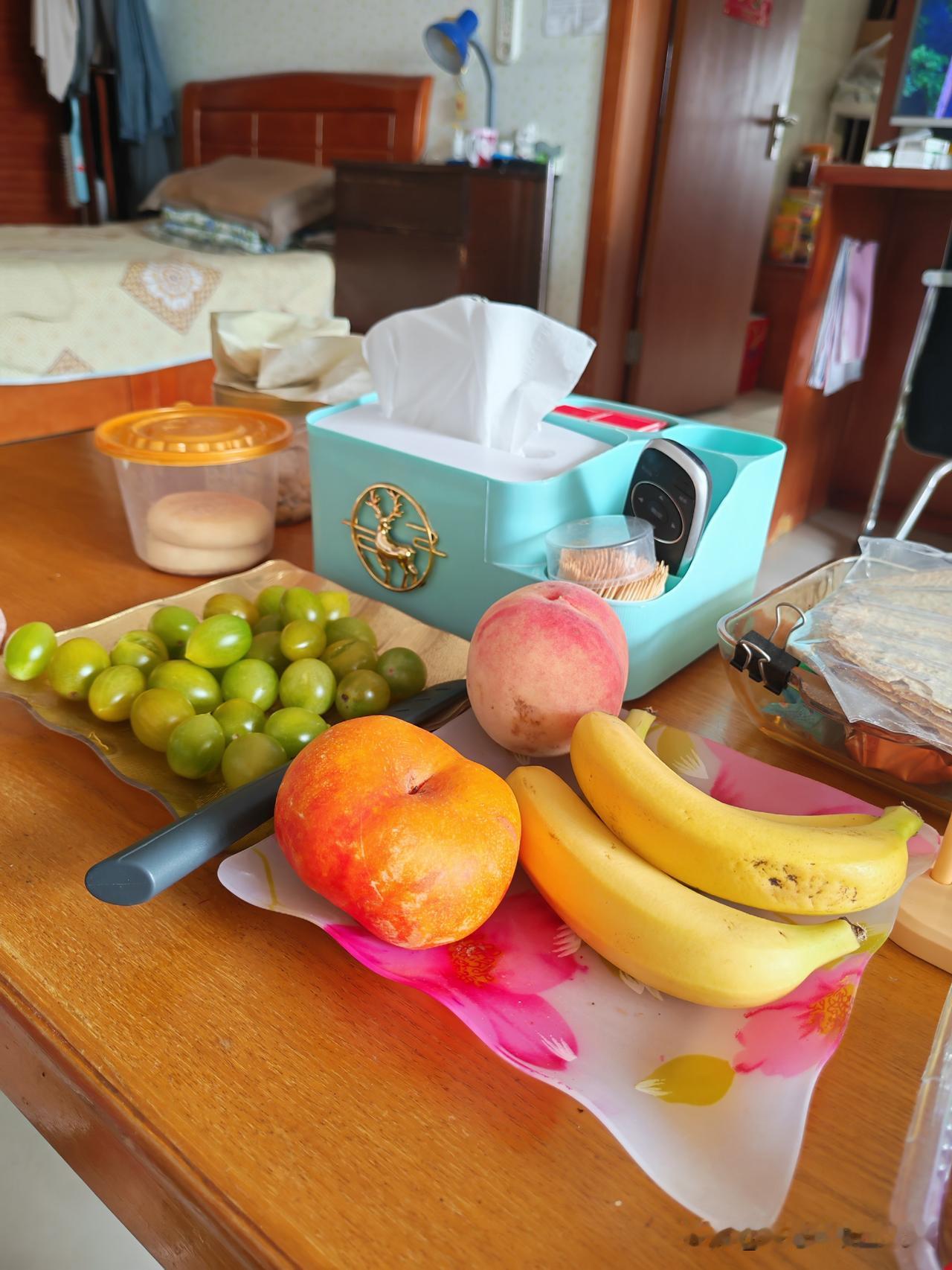 那天，老妈指着里屋桌子跟我说：“那个钙片木噶（没有）了，你再给我买点，一次多买点