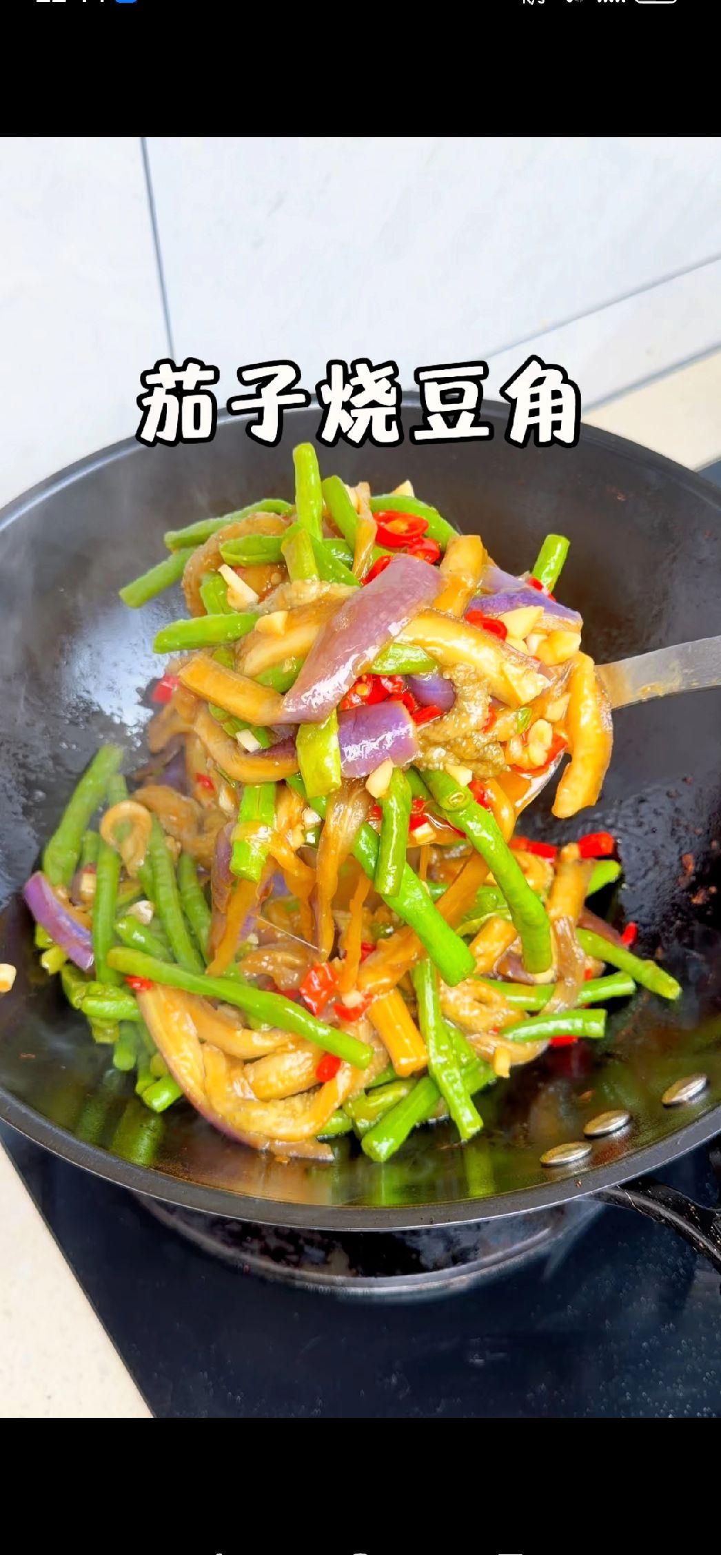 做法超简单的不煎不炸蒸茄子豆角，做法都写在这～

1️⃣处理食材：茄子切条，豆角