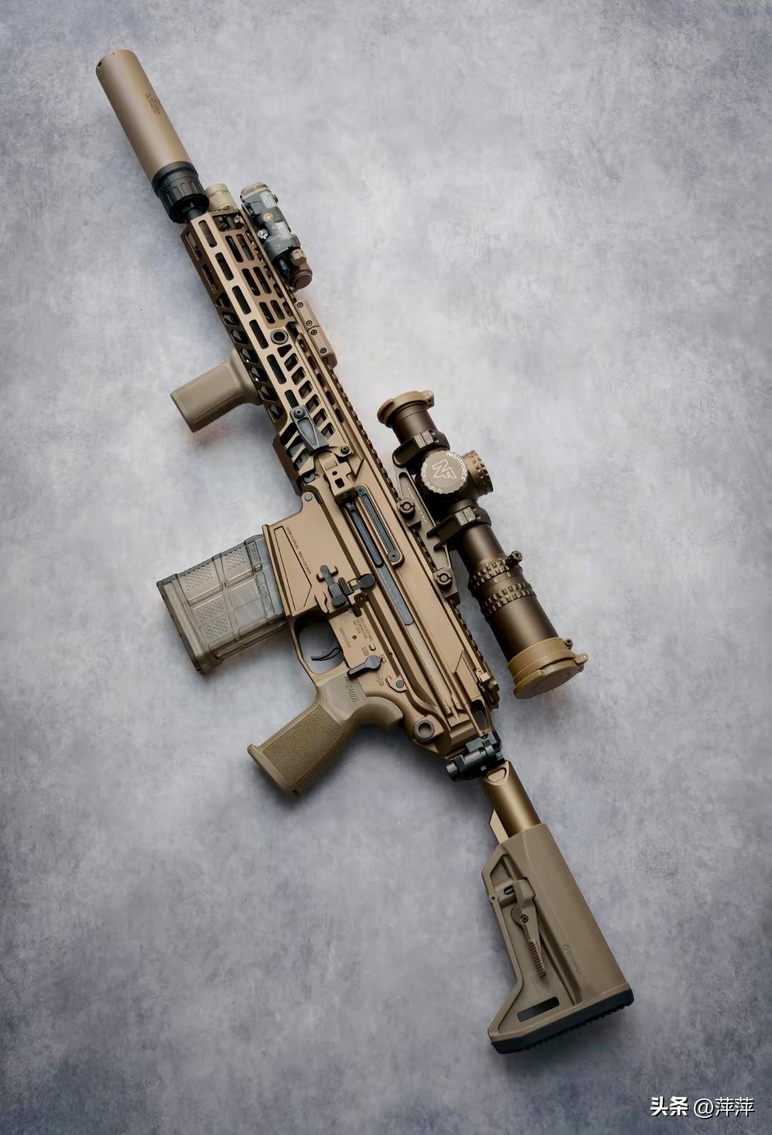 这把沙色战术步枪是美国罗宾逊XCR-L，它采用长行程活塞导气，左侧非随动拉机柄，