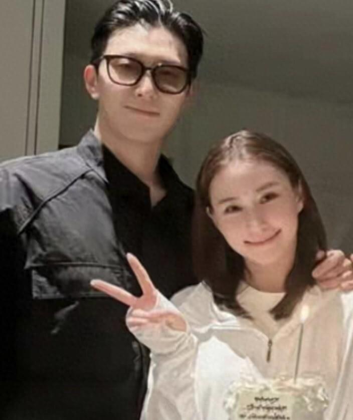 屡次被传感情破裂，何超莲一张全家福曝光真相，窦骁终于叩开赌王三房的家门 