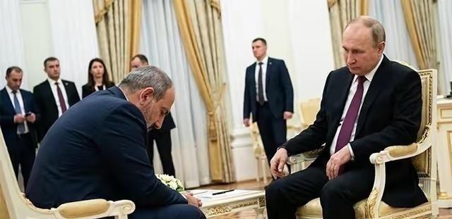 “想两边都占便宜，没门！”帕希尼扬这次去莫斯科，说白了就是去“求复合”的。但普京