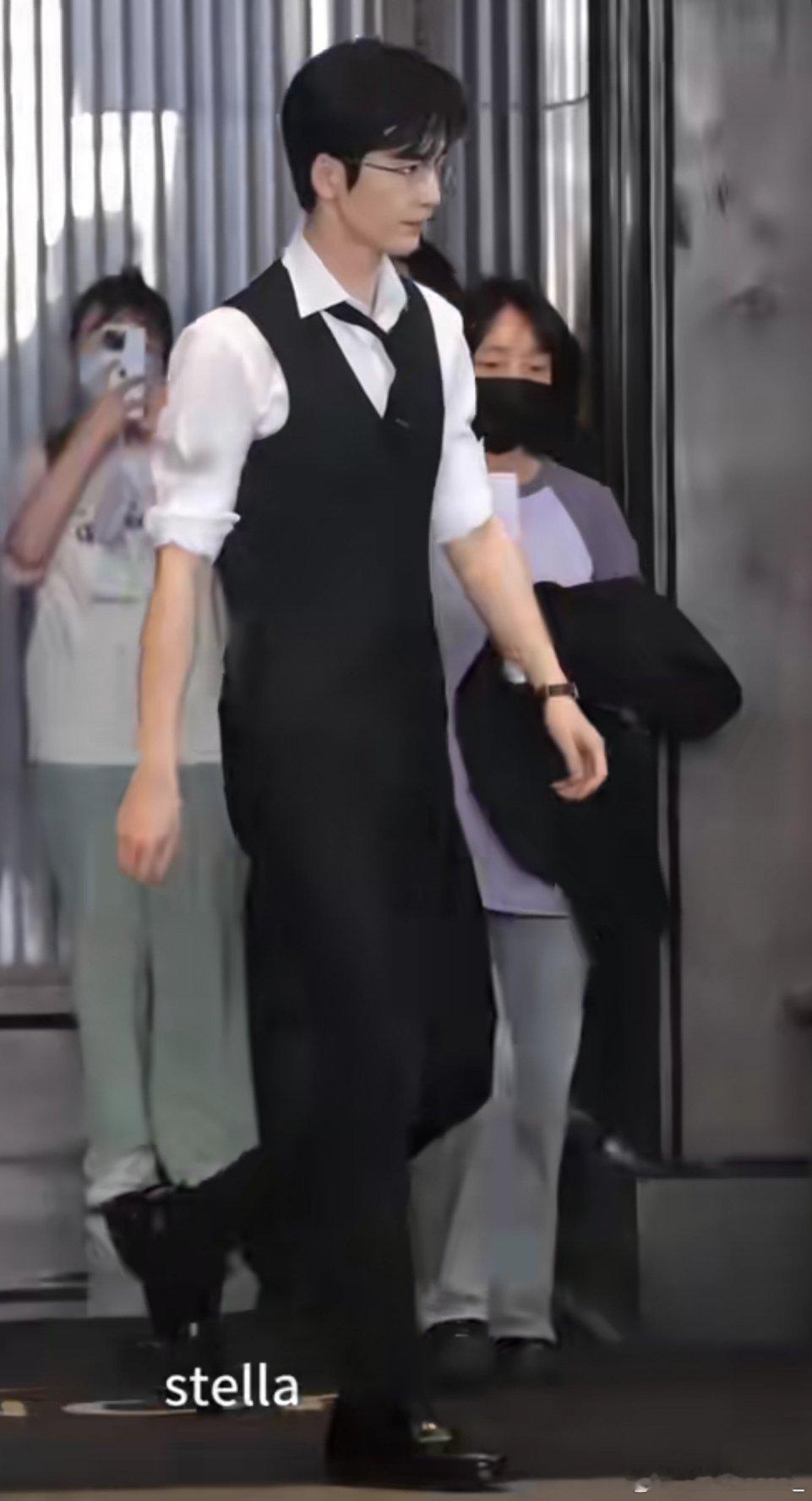 #张凌赫[超话]# 够了，我说够了，怎么一次又一次帅到我！！！爱上张凌赫是早中晚
