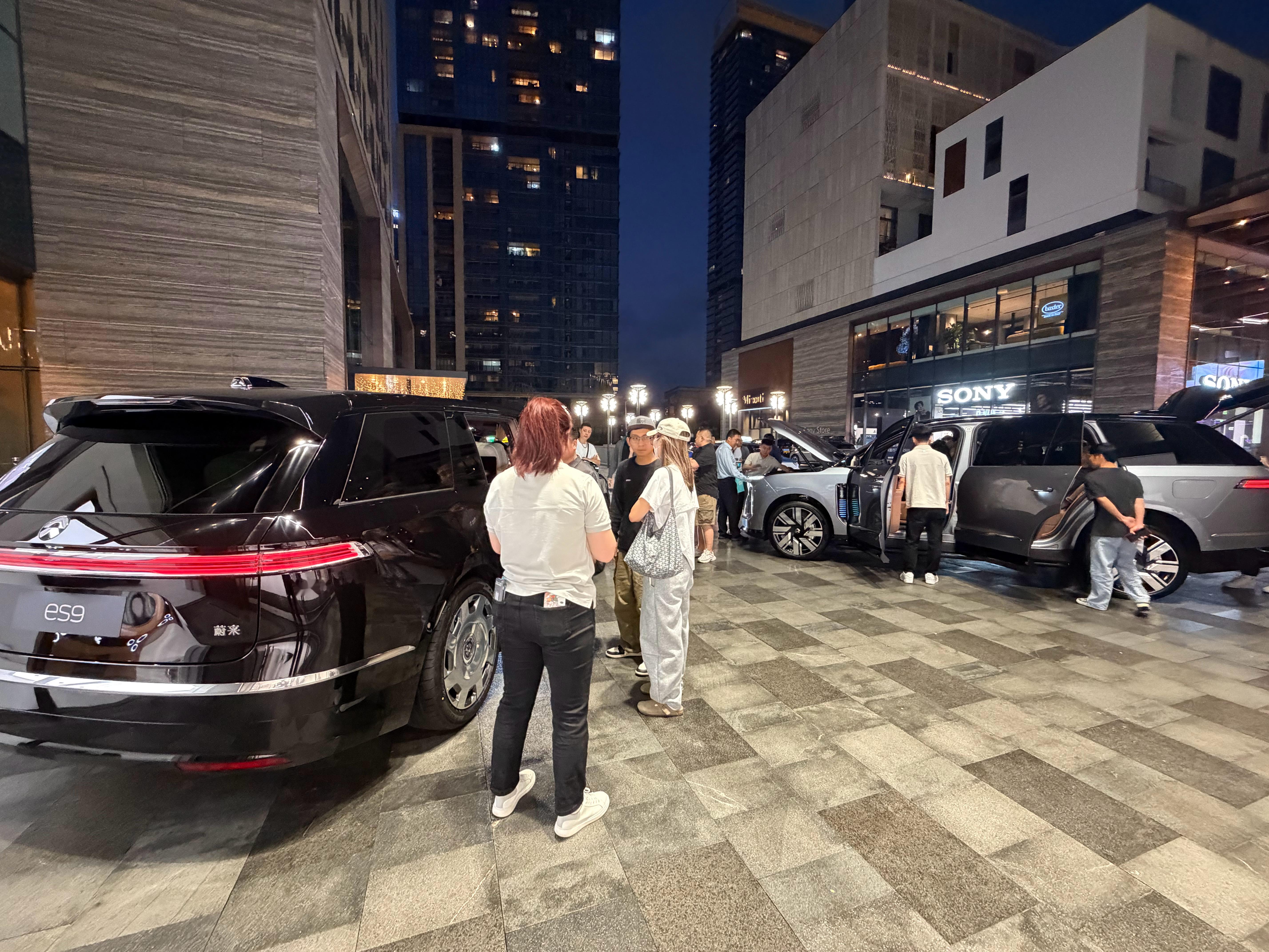 发布会正在进行中，门店就已经开放内饰体验了，这才是真卖车。蔚来蔚来es9