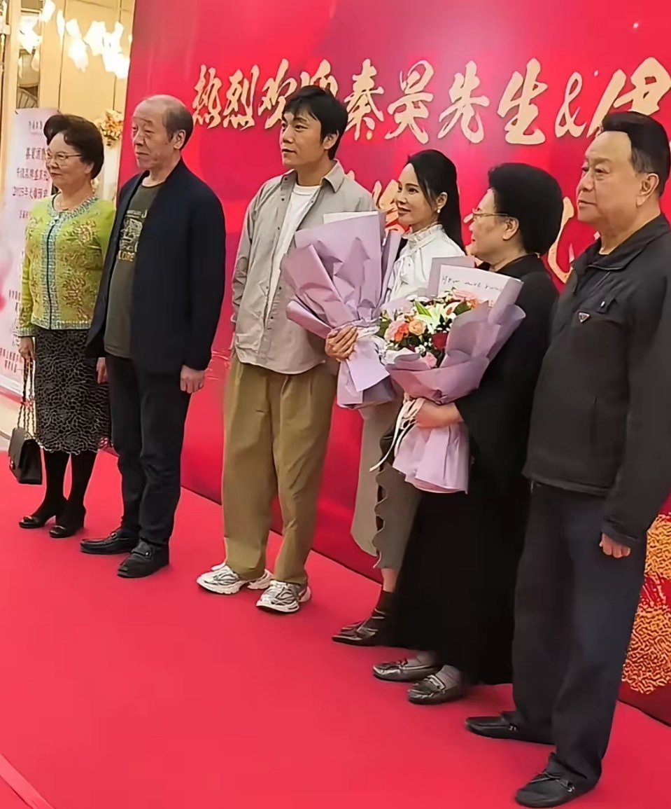 伊能静硬是把秦昊熬老了，秦昊再不保养，看着都像伊能静的爸爸了，果然喜欢小男生的女