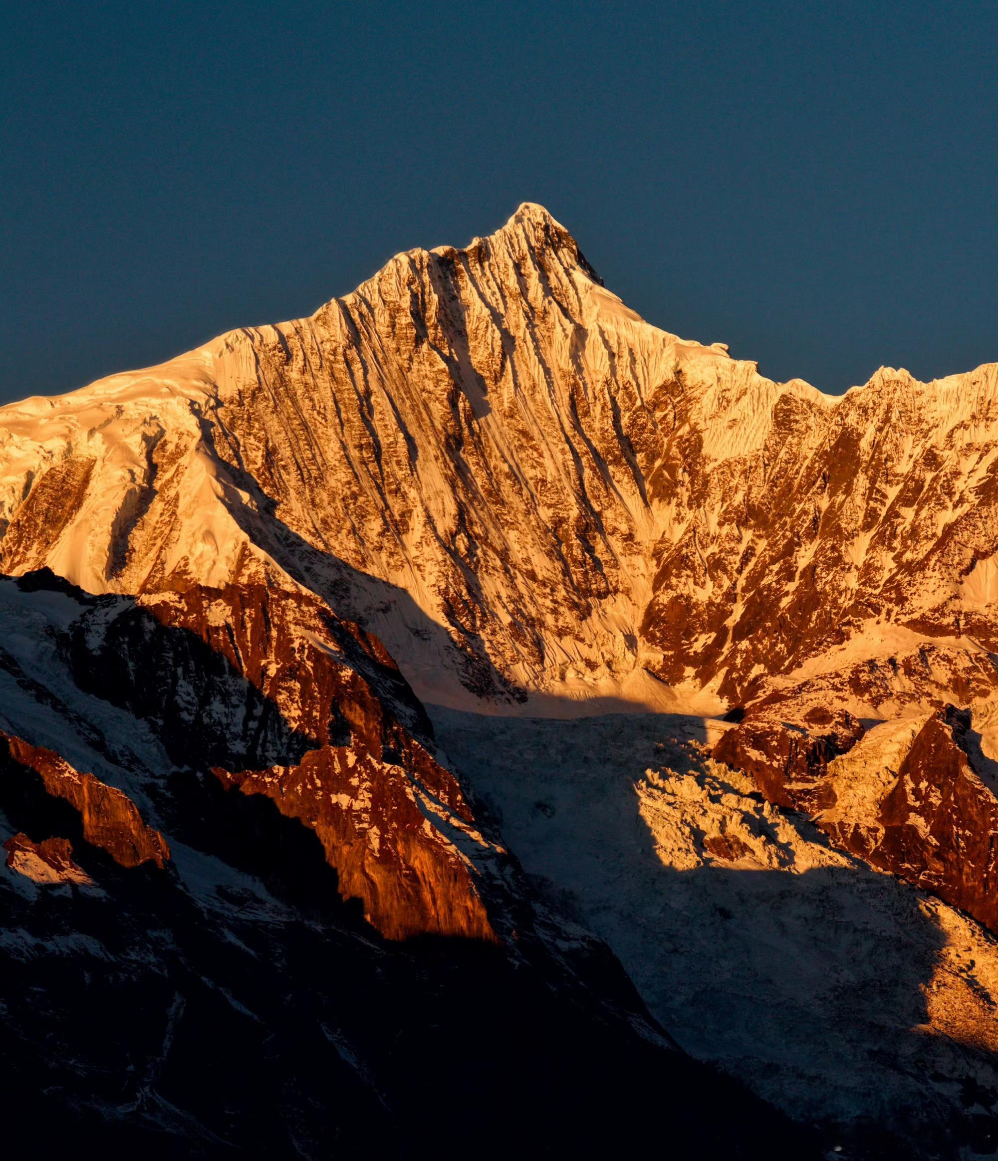 华为2025年销售收入超8800亿  华为近五年销售收入：2021年销售收入超6