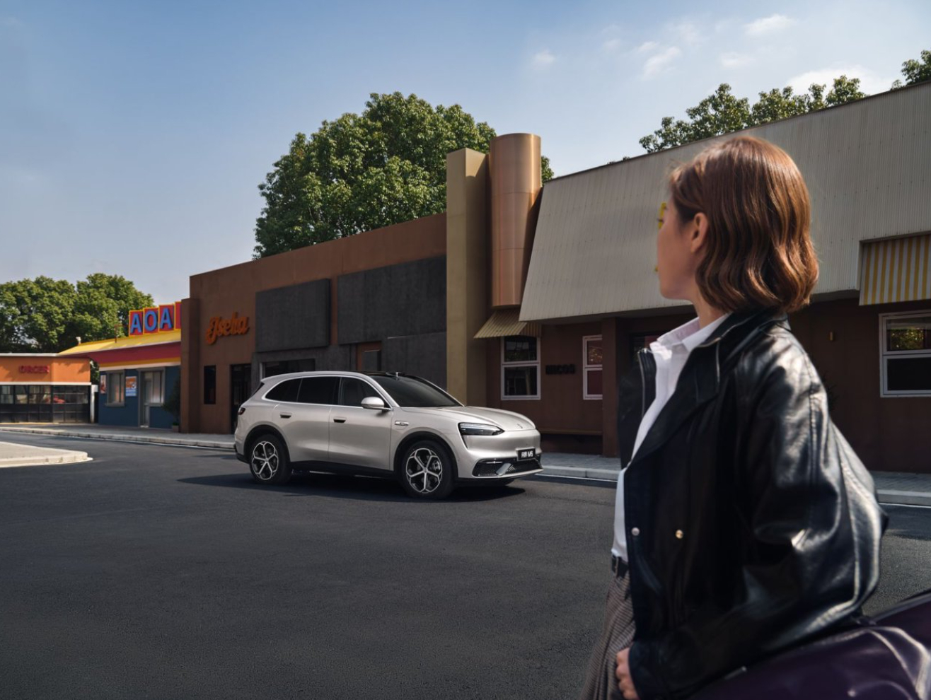 双光路互补，一边负责远距离看得远、提前预判，一边负责近距离看得细、识别精准；89