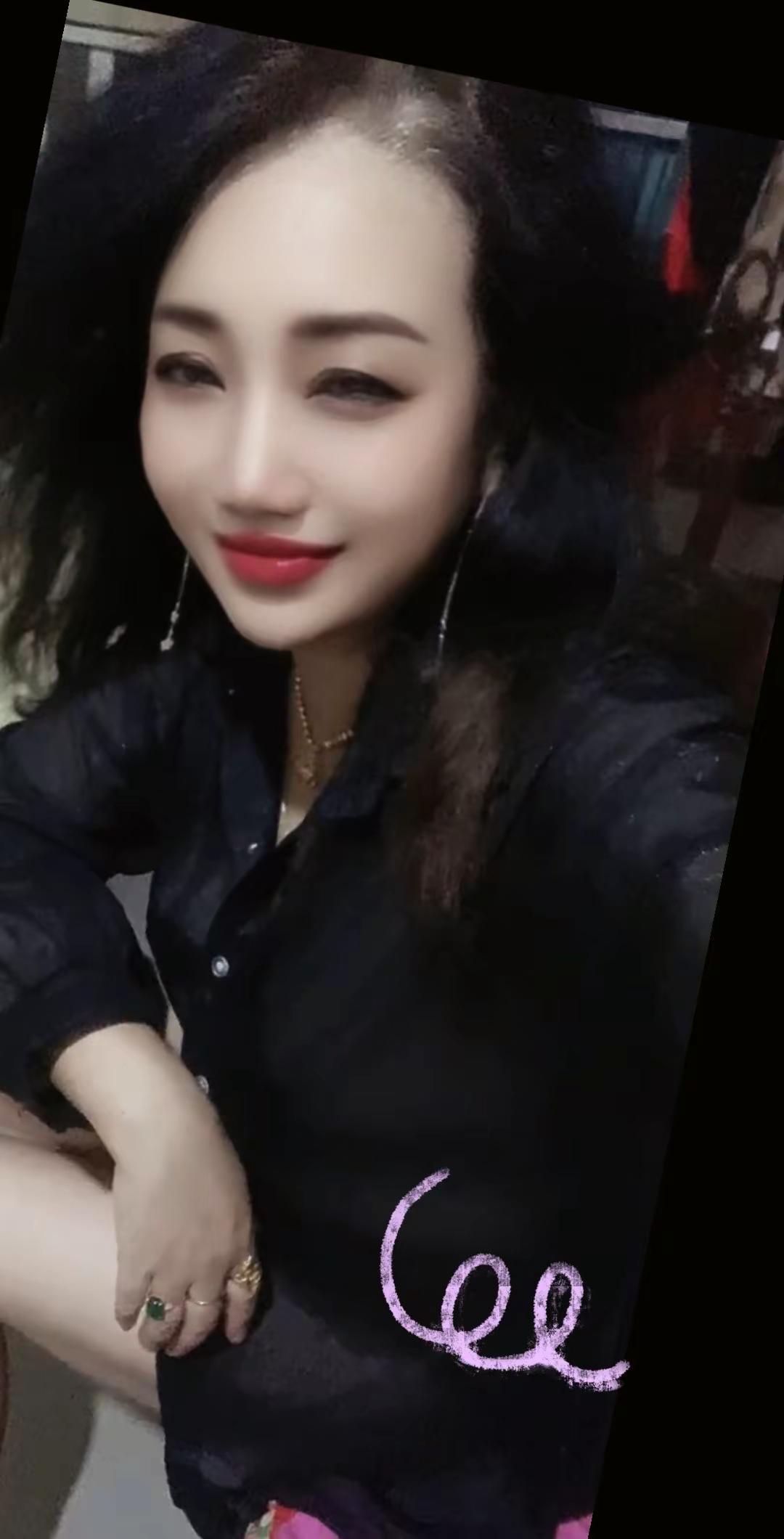 我们的回忆没有皱褶，你却用离开烫下句点 。