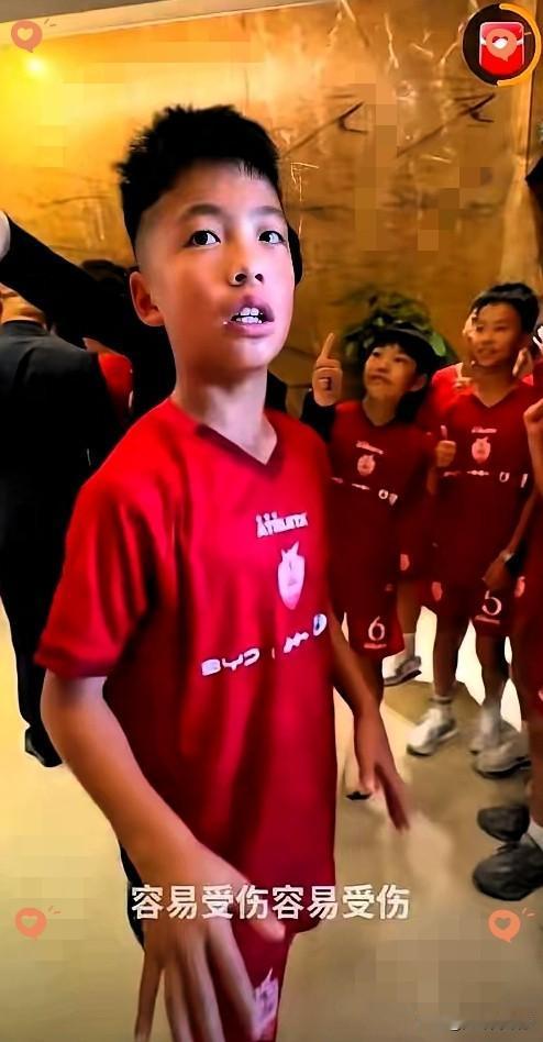 12岁的孟新艺在央视镜头前，直接拒绝了主持人让他现场来个空翻的要求，几千人的场子