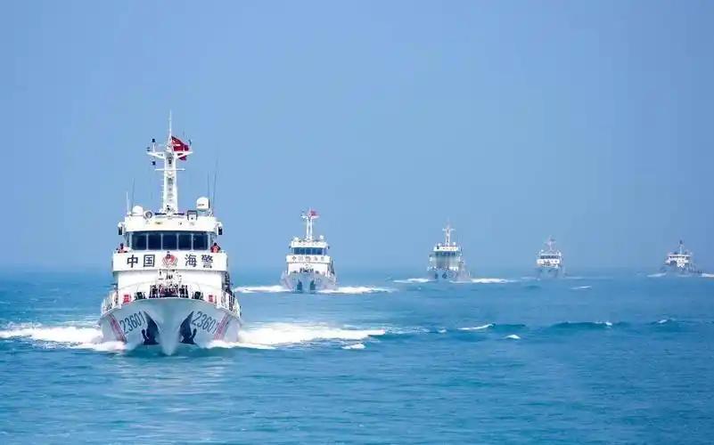 大陆海警第一时间赶过去怎么还让台湾海巡署把 渔船 和人带走了，这不对呀
真正值得