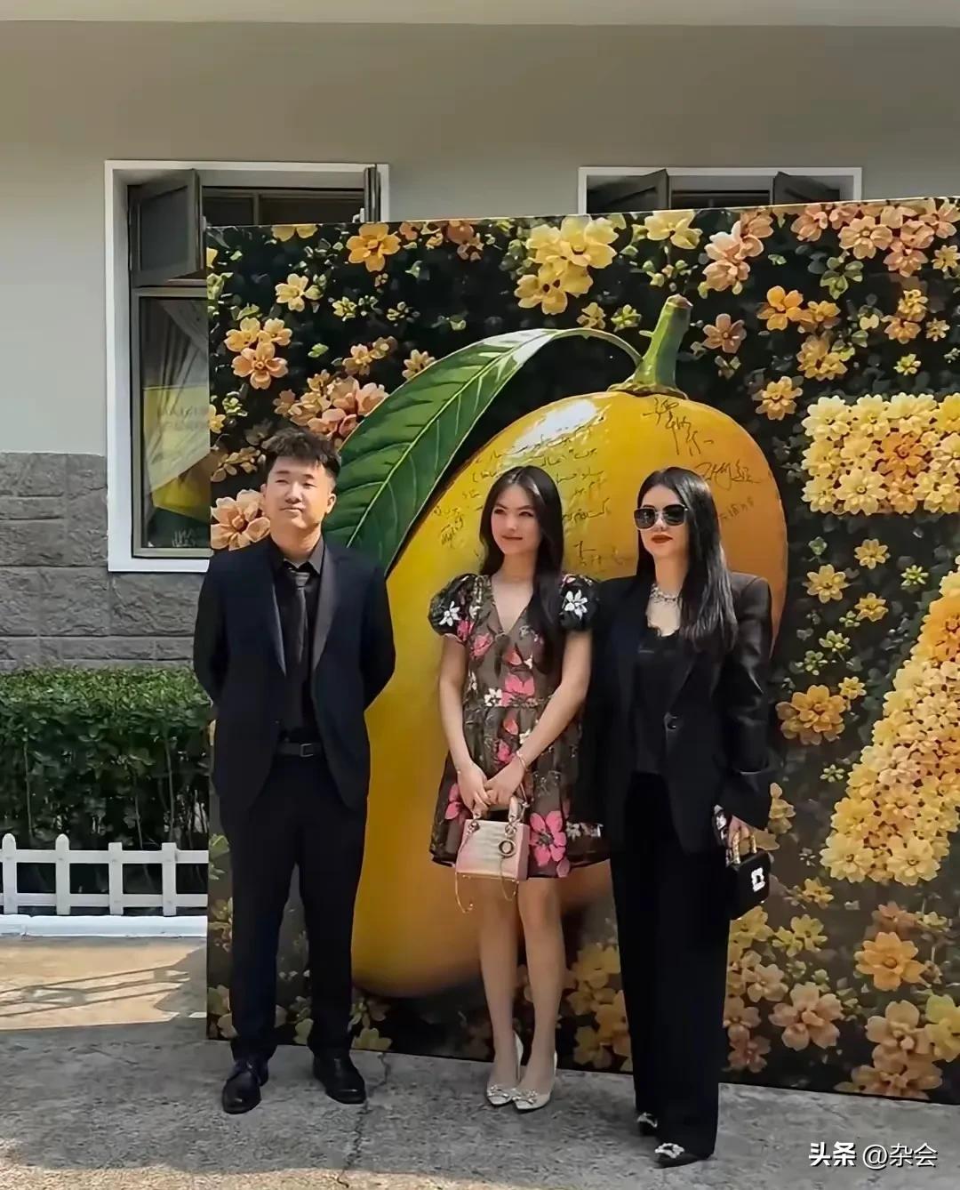李湘和王诗龄最近出席活动的状态太绝了！母女俩双双暴瘦，气质直线拉升。在北京四合院