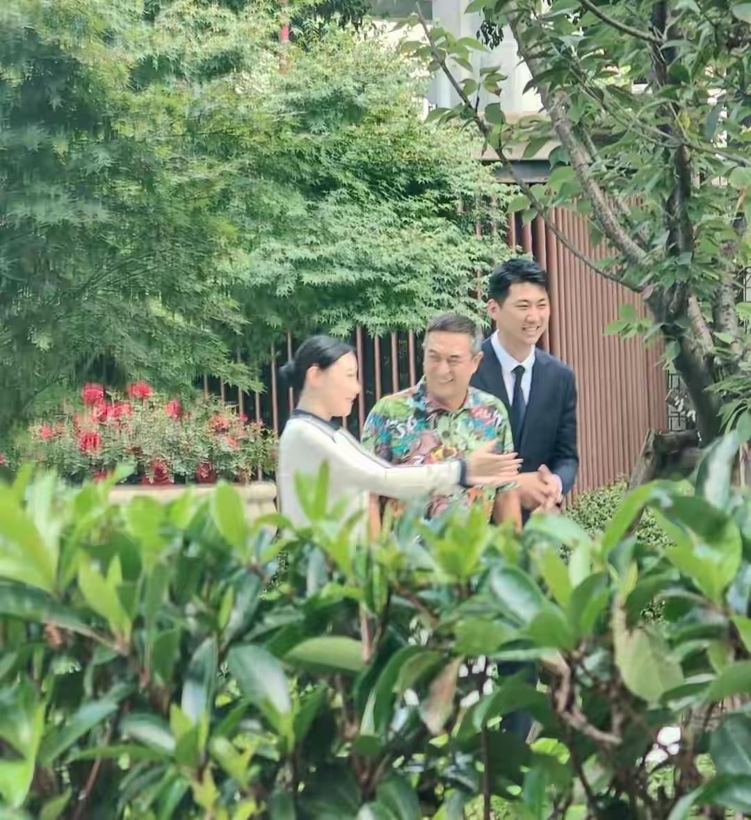 张嘉译也老了！56岁张嘉益现身成都高端楼盘看房的路透，直接戳中了网友的眼球。
花