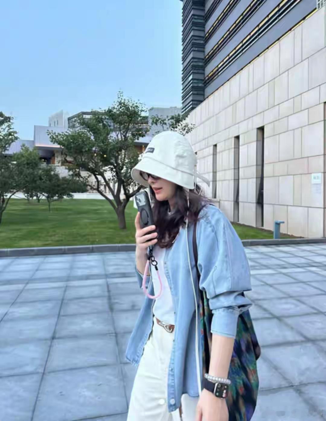 阿那亚偶遇梅婷，直播带货陷入争议中的她，貌似心情不佳一脸烦躁！ ​​​