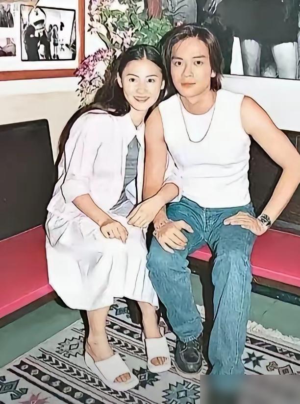 900万港币，张柏芝陈晓东的“爱情凭证”。
23年前，九龙塘。两个顶流年轻人，