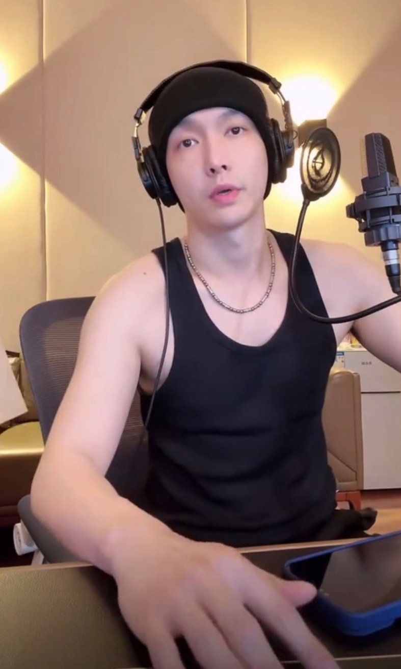 我就说 有种奇妙的熟悉感 二十年前 咪也是这样站在麦克风前 类似的简单黑背心 与