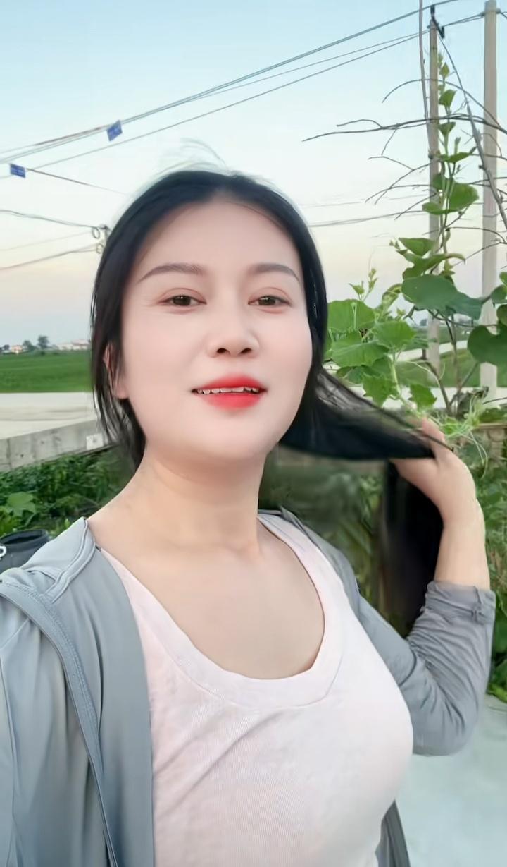 夏日清新自拍，绿植环绕，微笑面对每一天！年轻漂亮穿搭分享 气质女生拍照 自拍风景