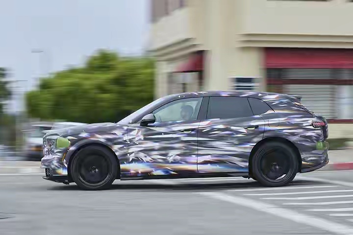 宾利首款纯电SUV Torcal即将登场，9月伦敦首发。超豪华品牌电动化又落下重