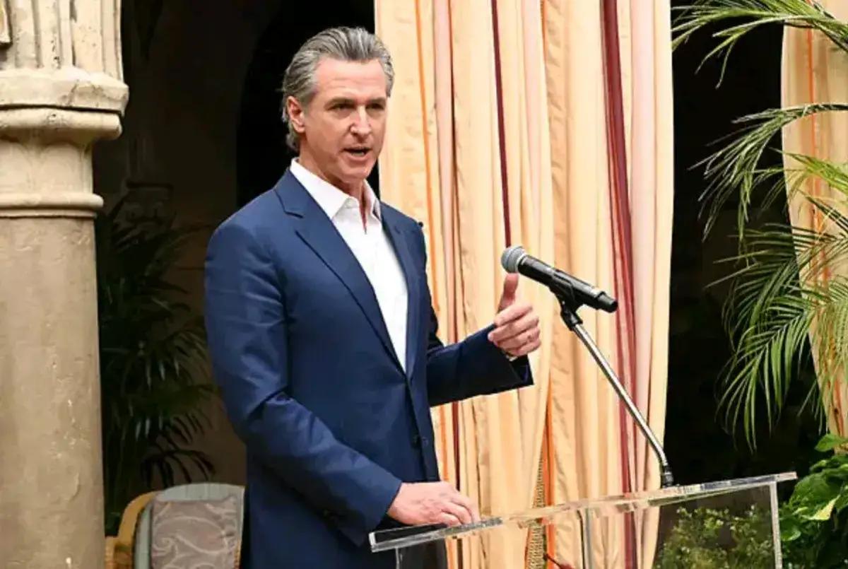 2月17号，加州州长纽森在社交媒体上发了一条消息，说要搞一件大事。

他说，加州