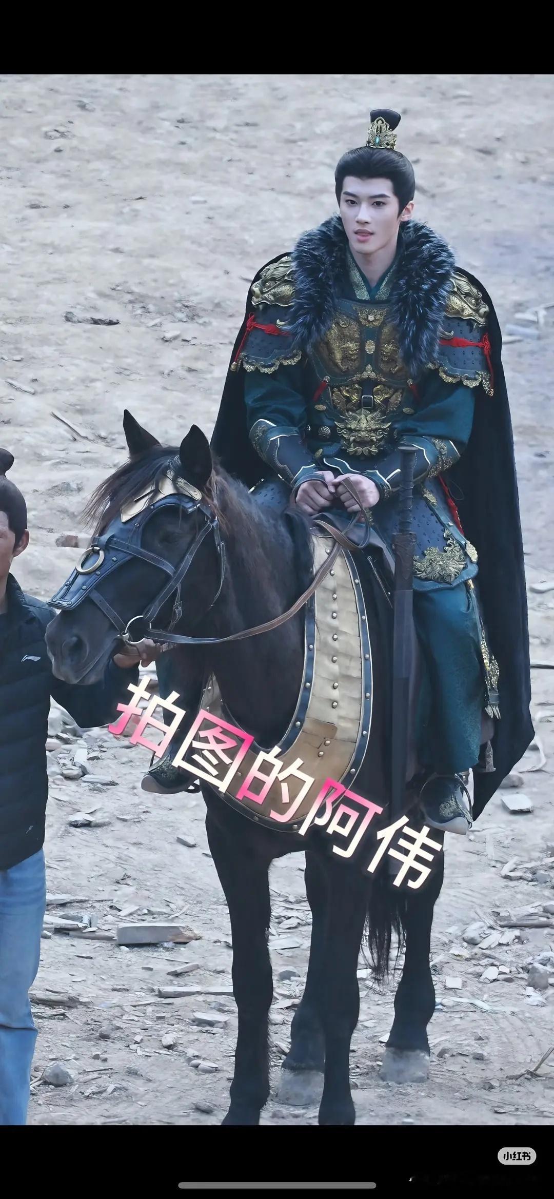 嫁金钗的梳化和逐玉是一个人吗感觉在偷懒闫桉和预备男宠穆然的衣服怎么这么像 