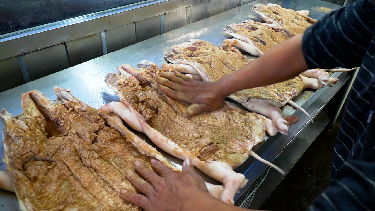 有趣的是，不少老顾客竟把它当作生日“蛋糕”——不切蛋糕切乳猪，以这份金红酥脆代替