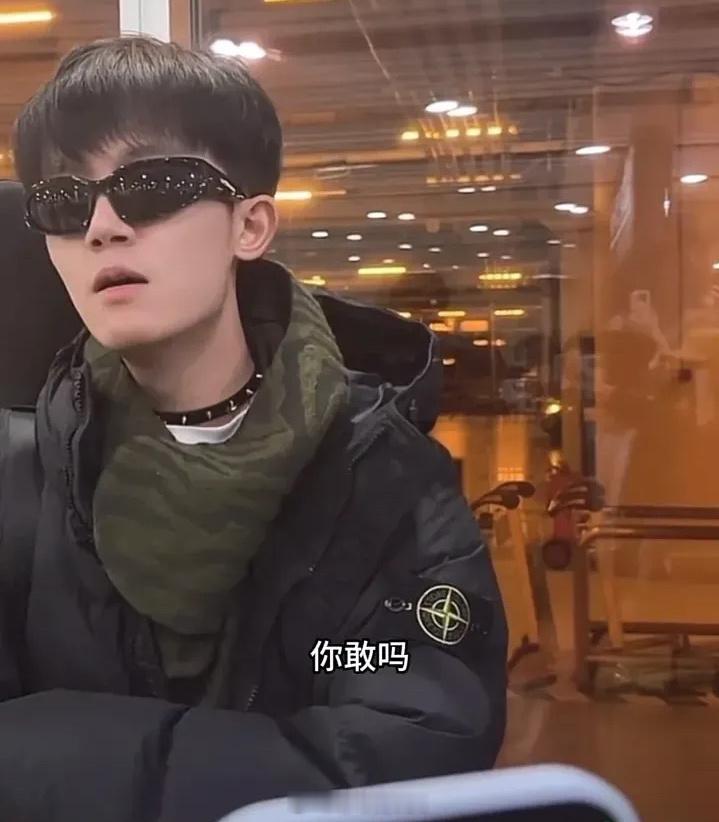 李明德不停地向路人倾诉 哥们，有苦千万别憋着，该回怼就回怼，吃瓜人乐意当这个判官