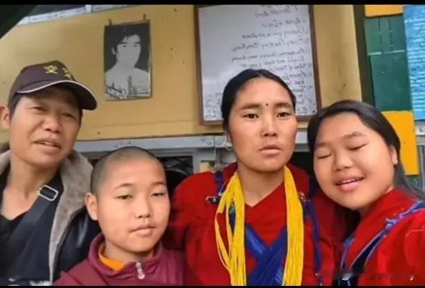 翠花进城看孩子，换上艳丽的服装，认人眼前一亮，谁又会与她在家，天当被，地当床，做