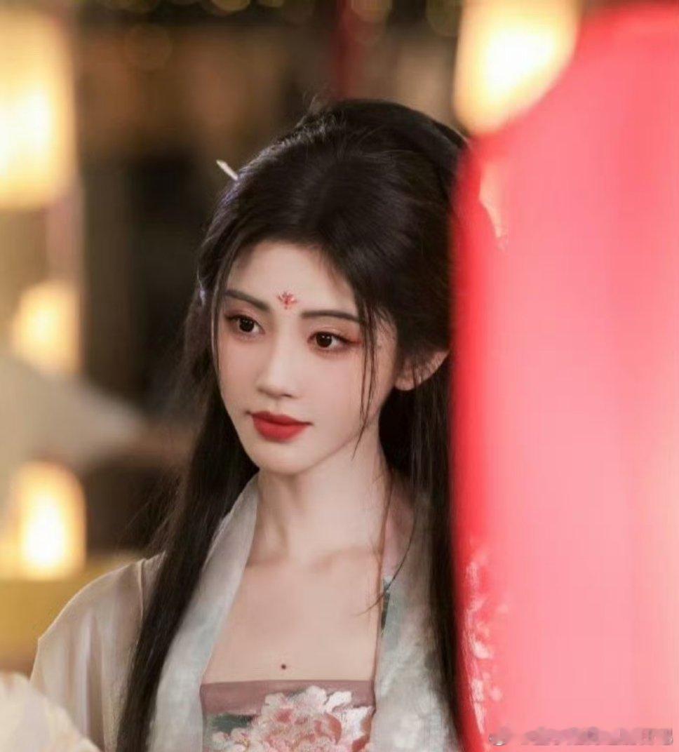 #鞠婧祎古装# 鞠婧祎这套中秋妆造也太美了吧！眉眼如画，古代女子的温婉端庄大方溢