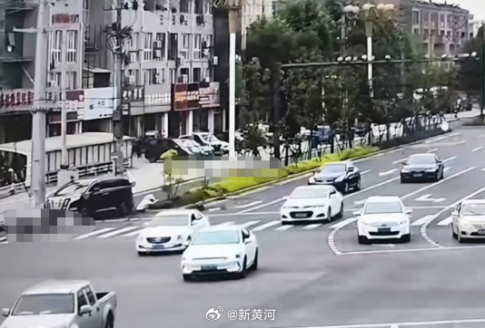 安徽广德车祸目击者发声事发时有路人现场目睹事故全过程，车辆失控冲上绿化带撞倒等候