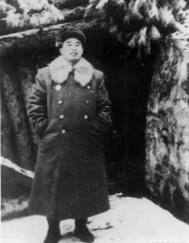 开国少将李德生将军中等身材，浓眉下垂，平头高额，望之既有凛凛之气，又有徐徐之风。