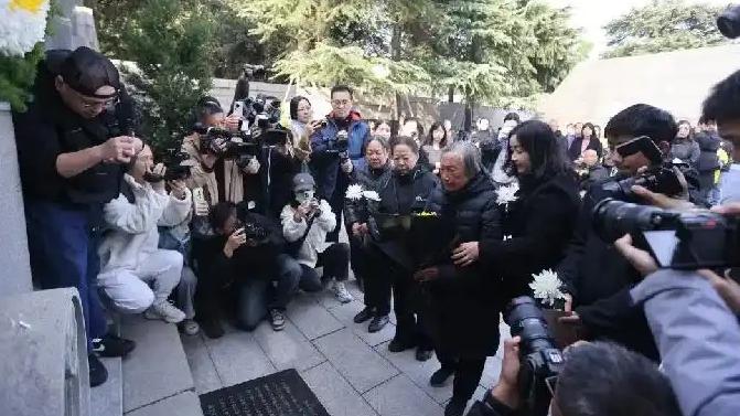 夏淑琴老人缓缓走到遇难者名单墙前，站立片刻，眼中满是哀思与怀念。她轻声说道：“8