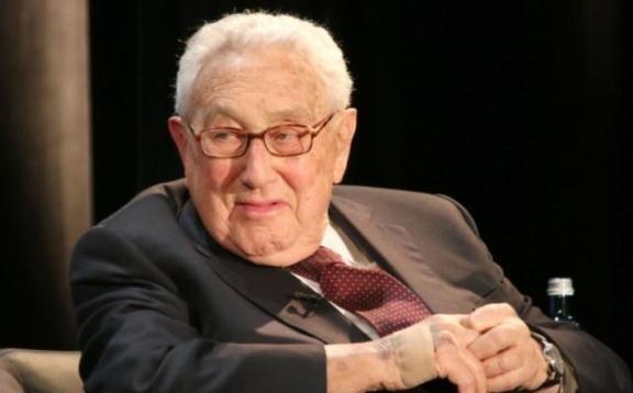 万万没想到，基辛格竟然预言俄乌最先耗干的不是俄乌美，而是一个意想不到的国家？
基