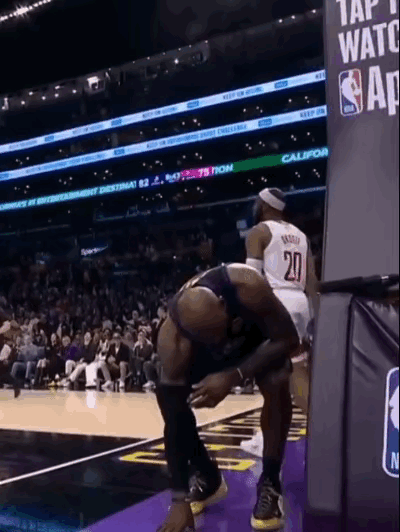 还有人说詹姆斯不值5200万吗？G1赢了火箭，球迷说，火箭没有杜兰特。G2再赢火