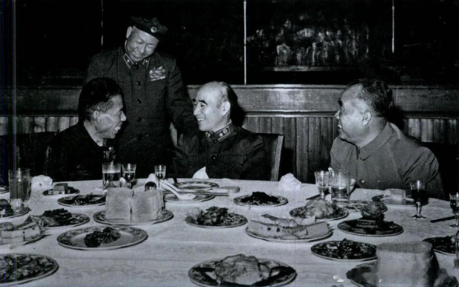 1960年4月会见并宴请出席全国民兵工作会议代表历史影像 ​​​