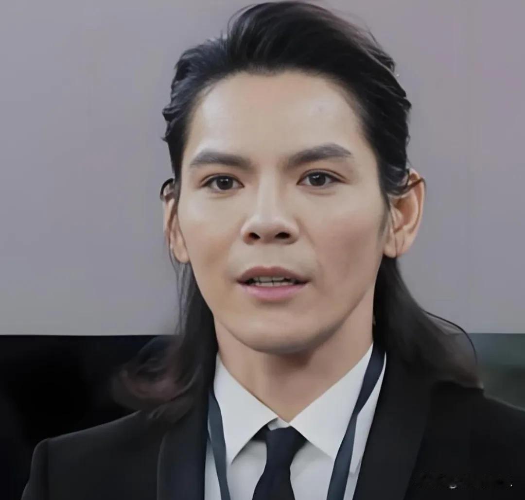 42岁向佐，怒气发文！

8月24日晚上，向佐彻底绷不住了。

他在社交平台直接
