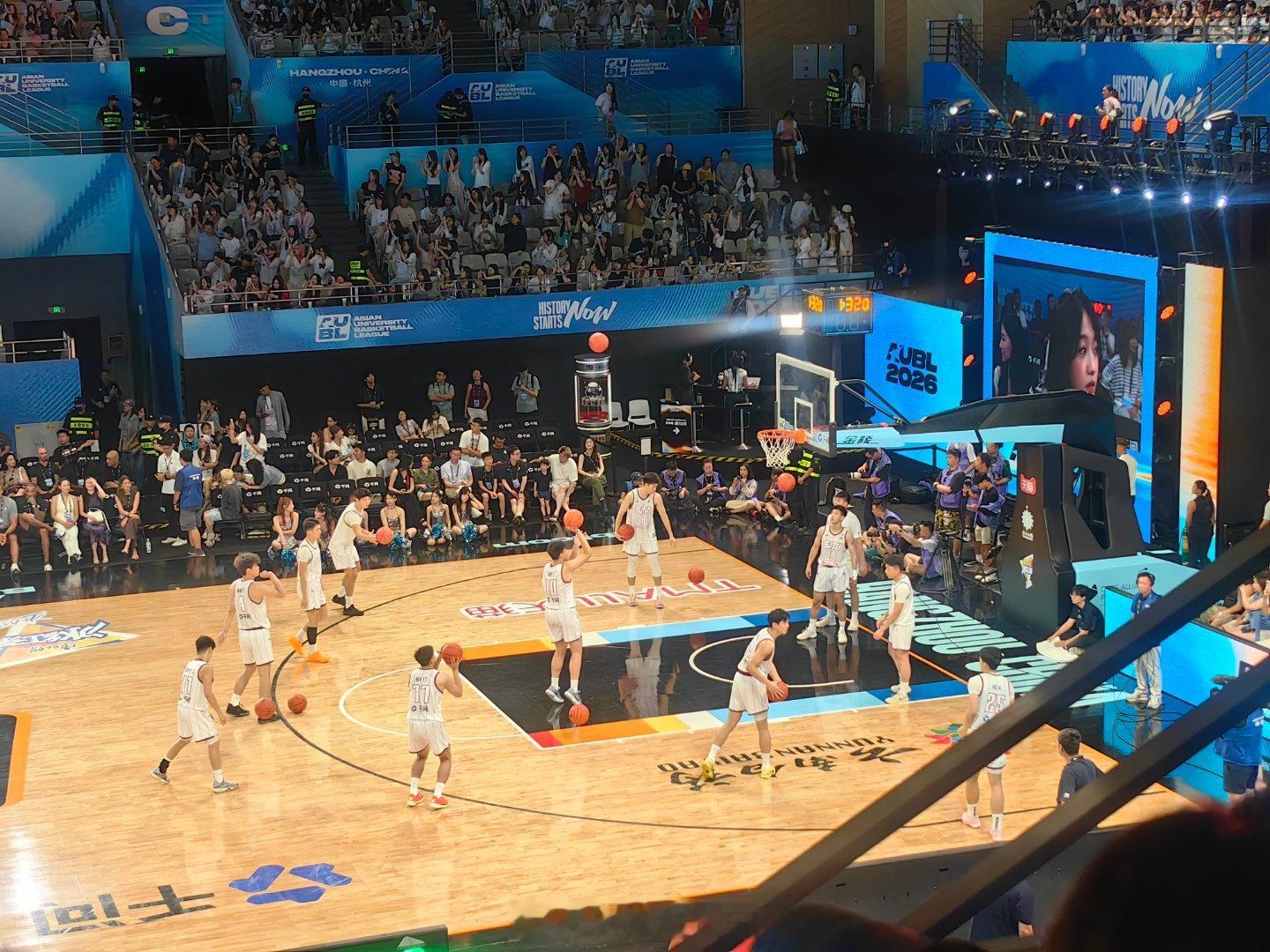 AUBL2026清华大学VS上海交通大学比赛即将开始。现场一片尖叫……因为虞书欣
