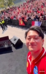 F1总裁盛赞周冠宇 F1总裁斯蒂法诺强调，周冠宇在F1赛场的每一次飞驰，都让世界