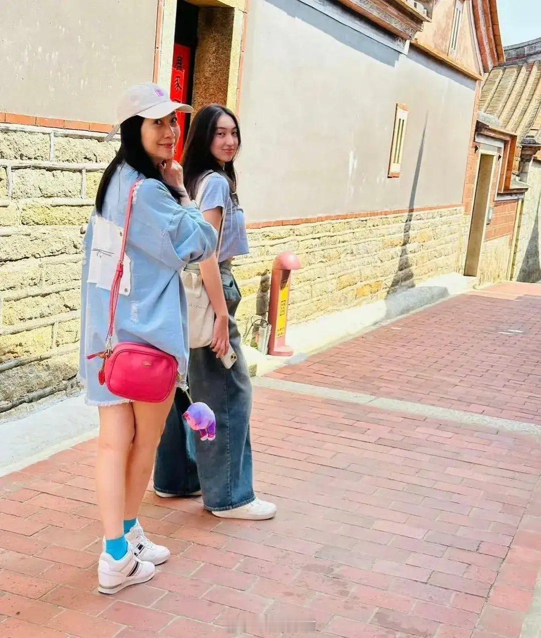 黄嘉千女儿14岁近照黄嘉千带女儿夏天出游的消息引发了众多网友的关注。14 岁的夏