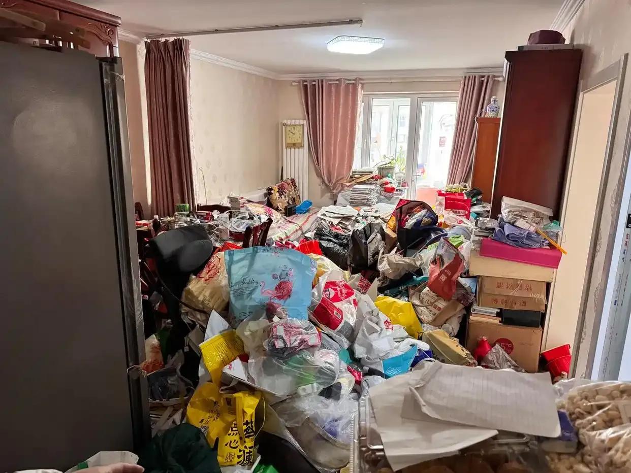 太炸裂了！21岁女孩怎么这样子？
1月8日，重庆一21岁女孩欠租10余天后拉黑房