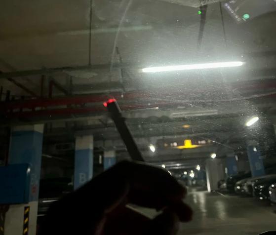 回家前的最后一根烟！必须把自己最好的一面带给家人，尽管她们可能已经睡着了