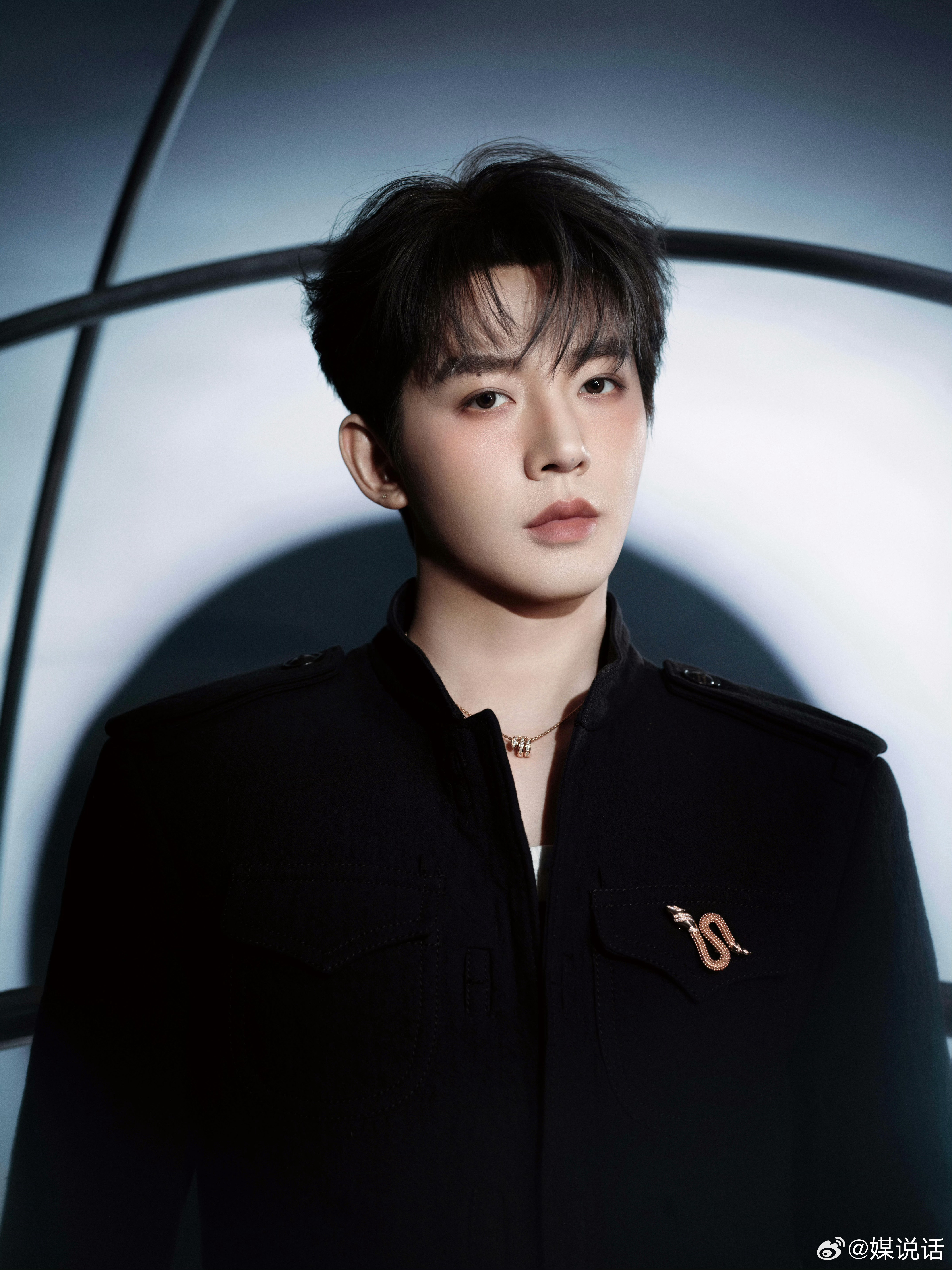 微博之夜内场 宝格丽火速认领邓为今日微博之夜佩戴珠宝，科幻摩登风格完美演绎