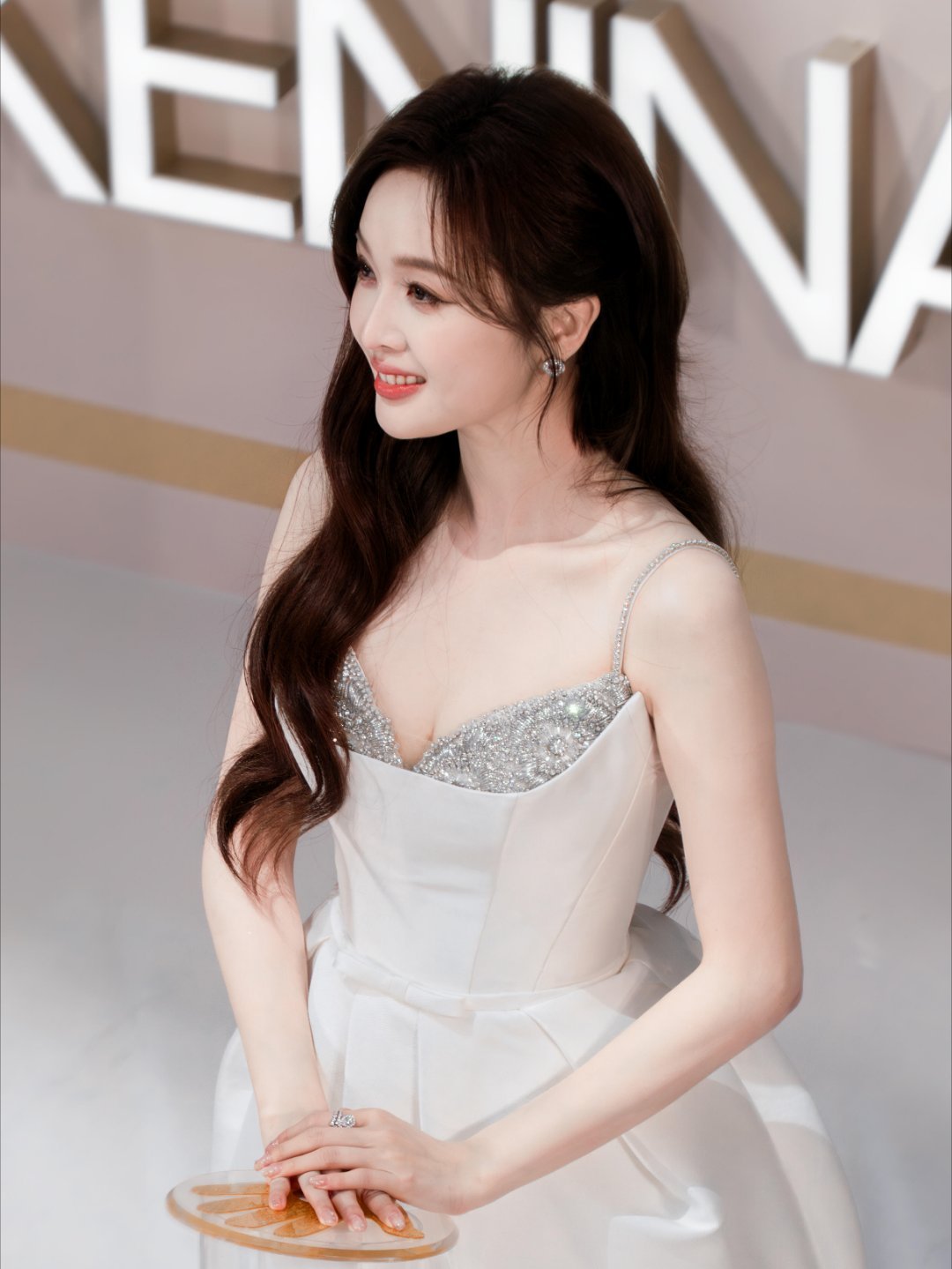 吴宣仪发冠是船吴宣仪把船戴在了头上宣仪的发冠看得我想立刻出海！创意和美感都在线，
