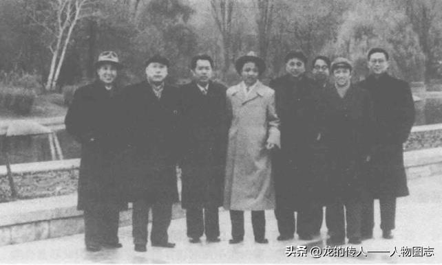 1962年秋到1963年初伍修权率团出席东欧四国党代会。图为伍修权(左二)与中共